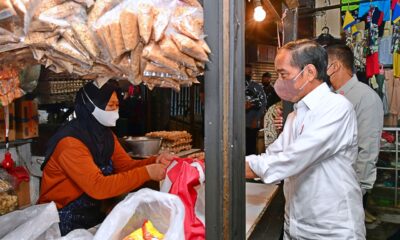 Presiden Joko Widodo mengunjungi Pasar Cicaheum, Kota Bandung, pada Minggu, 28 Agustus 2022. BPMI Setpres/Muchlis Jr