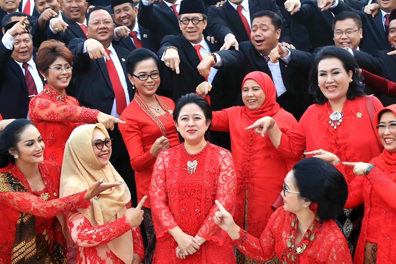 Anggota DPR dari Partai Demokrasi Indonesia Perjuangan (PDI-P) berfoto sambil menunjuk Puan Maharani (depan tengah) di Gedung DPR, Jakarta Pusat, 1 Oktober, saat pelantikan anggota baru DPR.(JP/Seto Wardhana)