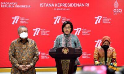 Gubernur BI, Perry Warjiyo, Menkeu Sri Mulyani dan Mensos saat konferensi pers di Istana Negara, Jakarta, pada Senin, 29 Agustus 2022. BPMI/Setpres