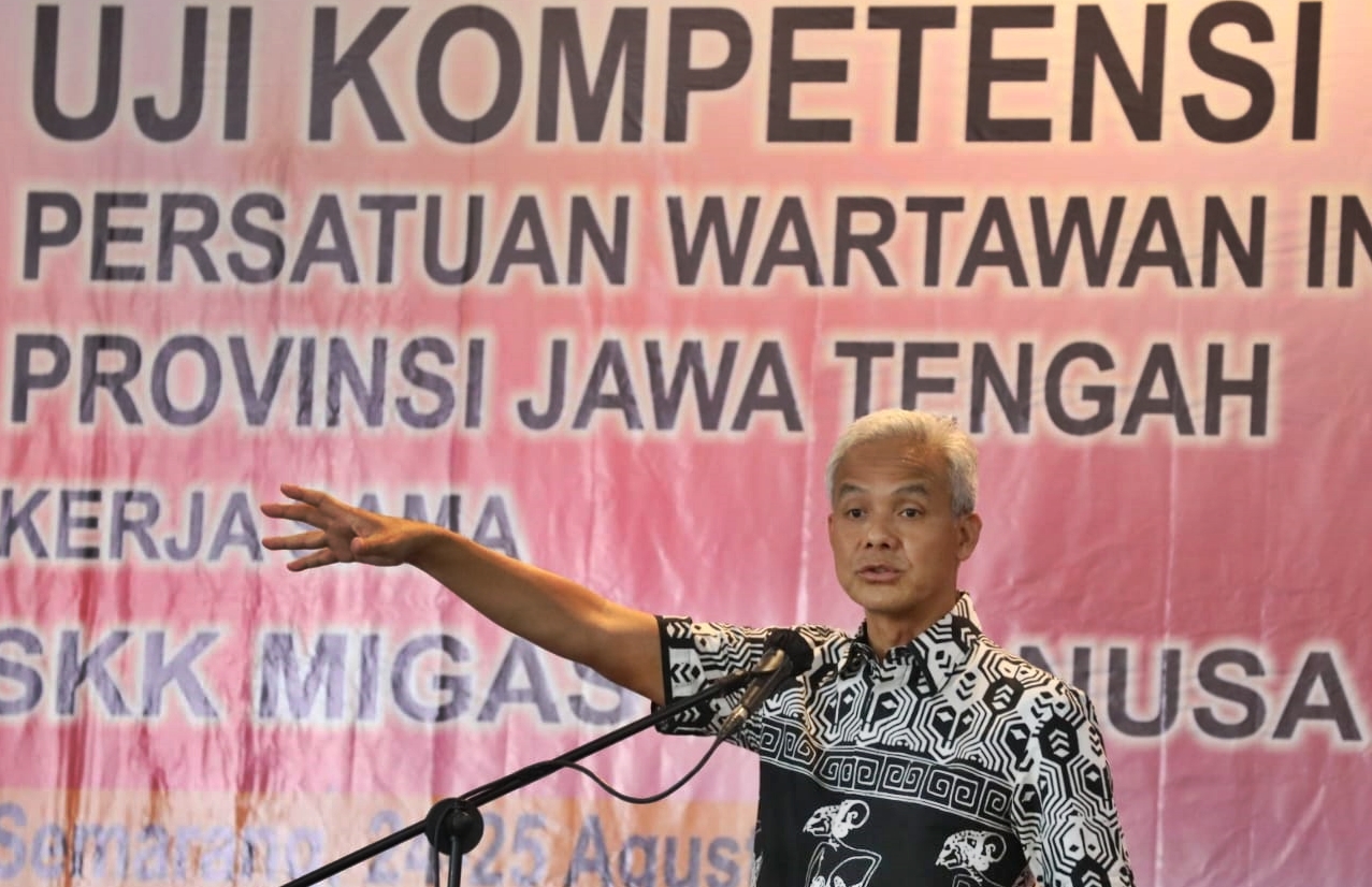Gubernur Ganjar Pranowo berbicara di acara pembukaan Uji Kompetensi Persatuan Wartawan Indonesia (PWI) Jawa Tengah di Hotel Khas Semarang, Rabu (24/08). FILE/PWI