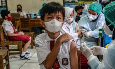 Petugas kesehatan menyuntikkan vaksin covid-19 jenis Pfizer ke murid sekolah dasar (SD) di SDN Panunggangan 5, Tangerang, Banten.