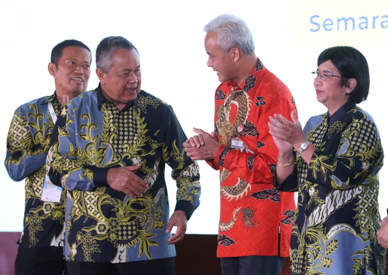 Ganjar bersama Gubernur Bank Indonesia yang juga Ketua Umum ISEI Perry Warjiyo saat menghadiri pembukaan Sidang Pleno ISEI XXII dan Seminar Nasional 2022, di Hotel Gumaya, Kota Semarang, Rabu (24/08/2022). FILE/Telegraf
