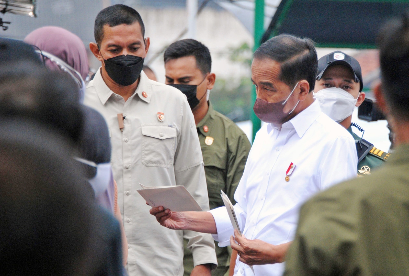 Presiden Joko Widodo (Jokowi) saat membagikan Bantuan Langsung Tunai (BLT). ANTARA/Arif Firmansyah