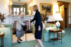 Ratu Inggris Elizabeth II, kiri, menyambut Liz Truss selama audiensi di Balmoral, Skotlandia, di mana ia mengundang pemimpin Partai Konservatif yang baru terpilih untuk menjadi Perdana Menteri dan membentuk pemerintahan baru, Selasa, 6 September 2022. AP Photo/Jane Barlow