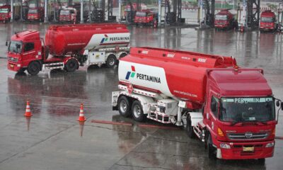 Armada truk yang dioperasikan oleh perusahaan energi negara Pertamina meninggalkan depo Plumpang di Jakarta Utara. (FILE/JP))