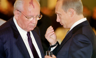 Saat penghormatan mengalir untuk Mikhail Gorbachev, Vladimir Putin mengatakan dia "telah berhak mendapatkan prestise dan pengakuan yang besar". REUTERS/ITAR-TASS/Kremlin Press Service