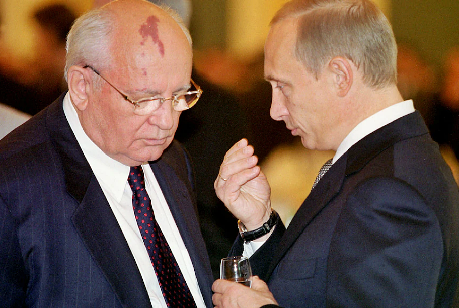Saat penghormatan mengalir untuk Mikhail Gorbachev, Vladimir Putin mengatakan dia "telah berhak mendapatkan prestise dan pengakuan yang besar". REUTERS/ITAR-TASS/Kremlin Press Service