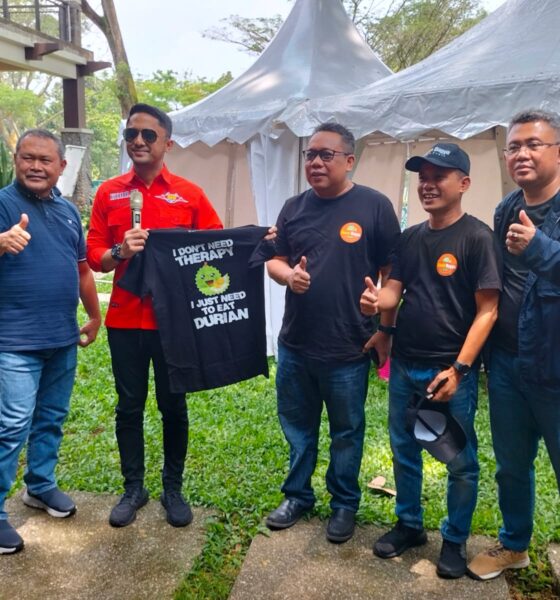 Bupati Hengky Kurniawan saat Foto bersama di Festival Durian Bagja Bandung Barat