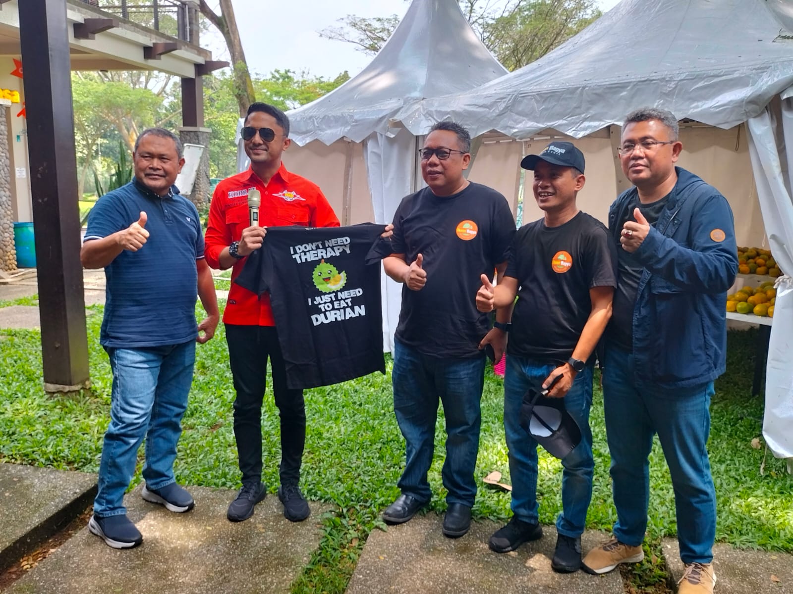 Bupati Hengky Kurniawan saat Foto bersama di Festival Durian Bagja Bandung Barat