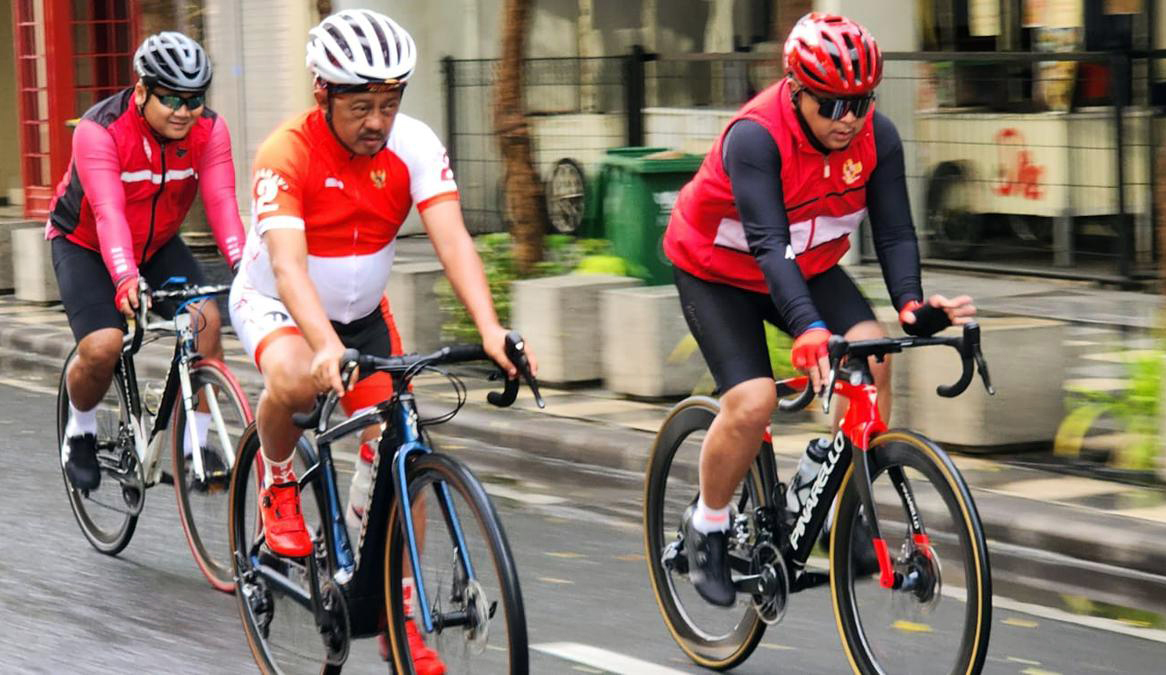 ekretaris Jenderal DPP PDI Perjuangan (PDIP), Hasto Kristiyanto, berolahraga dengan bersepeda di Kota Surabaya, bertajuk “Gowes Keliling Surabaya”, Sabtu (15/10/2022) pagi. FILE/IST. Photo