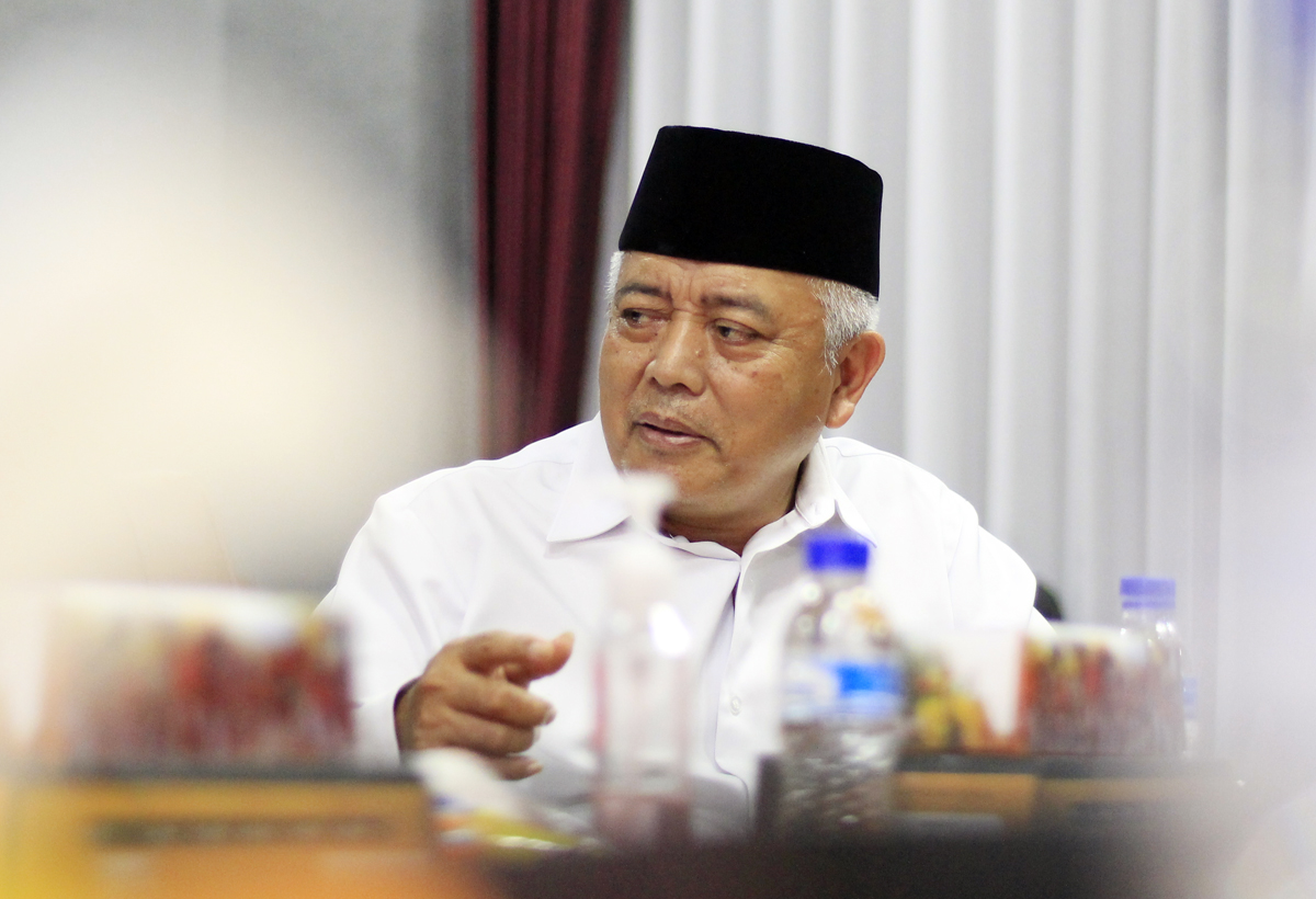 Bupati Malang M. Sanusi saat rapat di rumah dinas bupati di Malang, Jawa Timur. TELEGRAF/Koes W. Widjojo
