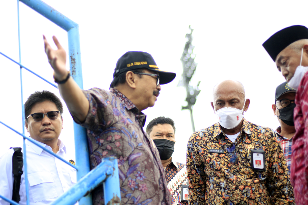 Anggota Wantimpres Soekarwo dan rombongan bersama Bupati Malang M Sanusi (keempat kiri) pada saat meninjau Stadion Kanjuruhan, di Kabupaten Malang, Jawa Timur, Kamis (06/10/2022). TELEGRAF/Koeshondo W. Widjojo