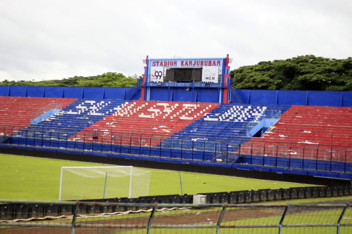 Stadion Kanjuruhan, di Kabupaten Malang, Jawa Timur, Kamis (06/10/2022) usai tragedi Kanjuruhan, tempat korban meninggal berdesak-desakan akibat gas air mata. TELEGRAF/Koeshondo W. Widjojo