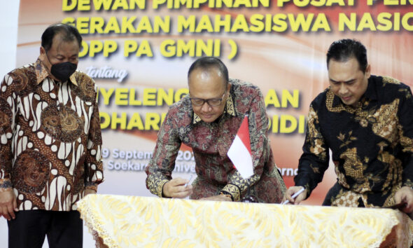 Penandatangan kesepakatan (MOU) oleh Ketua Harian DPP PA GMNI Arudji Wahyono dan rektor UBK Didik Suhariyanto di aula UBK Jakarta, Kamis 29 September 2022. MARHAENIST.ID