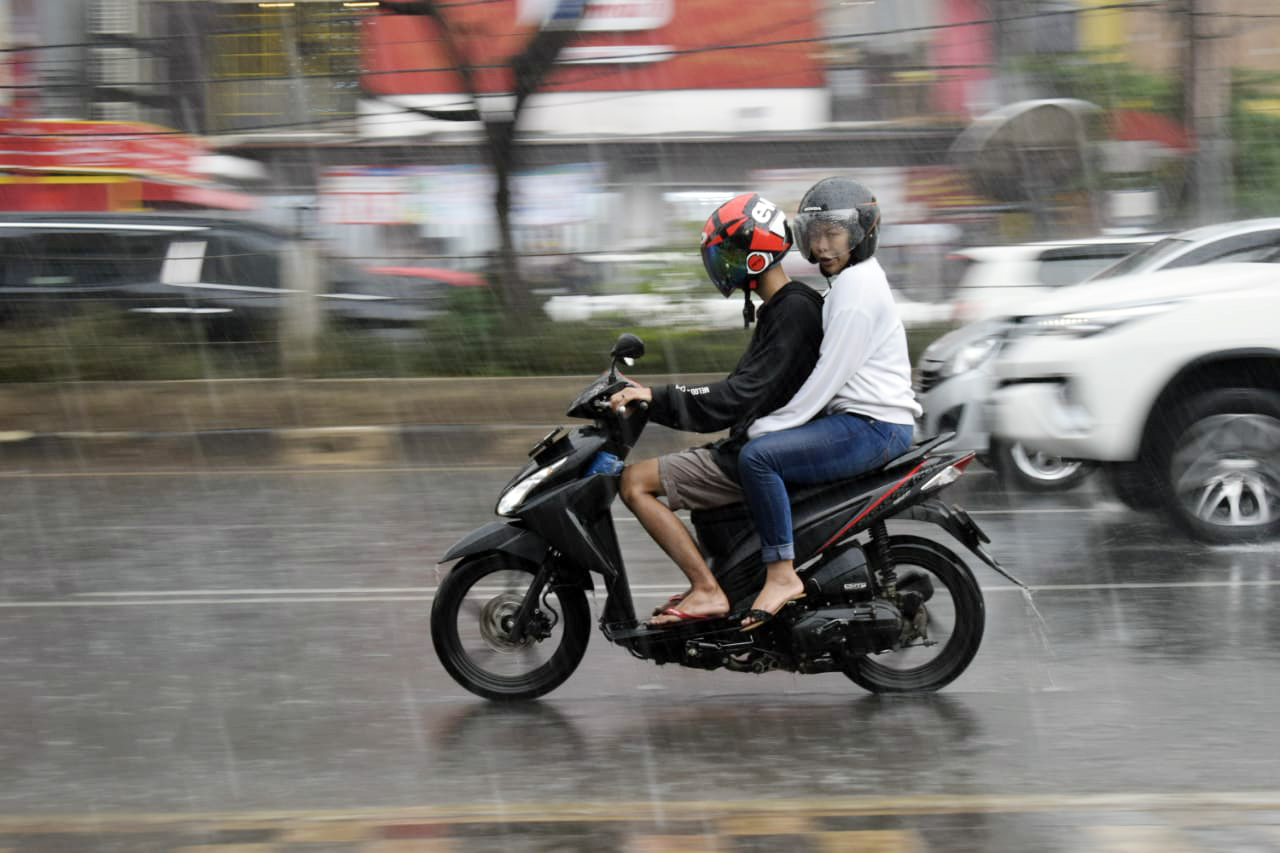 Pengendara sepeda motor saat menerabas hujan di jalan raya. FILE/Mila Arinda