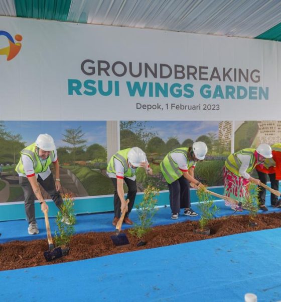 Simbolisasi penanaman pohon pertama sebagai peresmian dibangunnya “RSUI WINGS Garden” yang dilakukan oleh Perwakilan Yayasan WING Peduli, Universitas Indonesia (UI), dan Rumah Sakit Universitas Indonesia