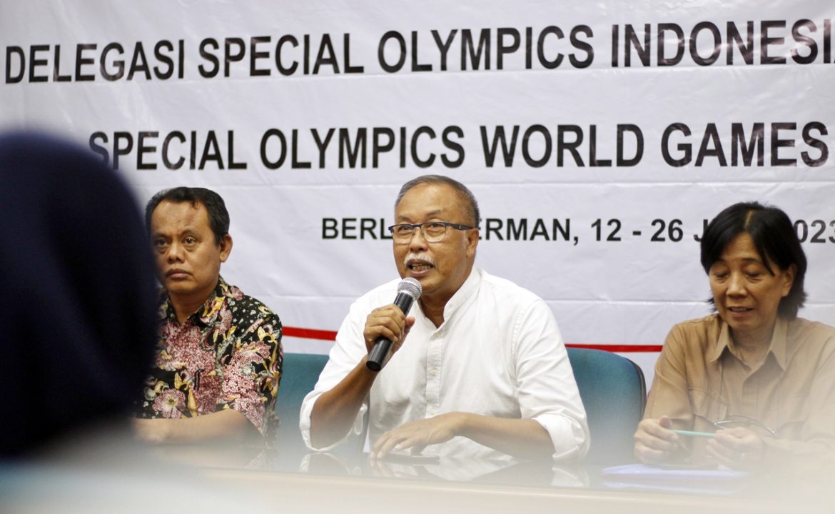 Ketua Umum Special Olympics Indonesia (SOIna) Warsito Ellwein bersama panitia persiapan delegasi. TELEGRAF/Koes W. Widjojo