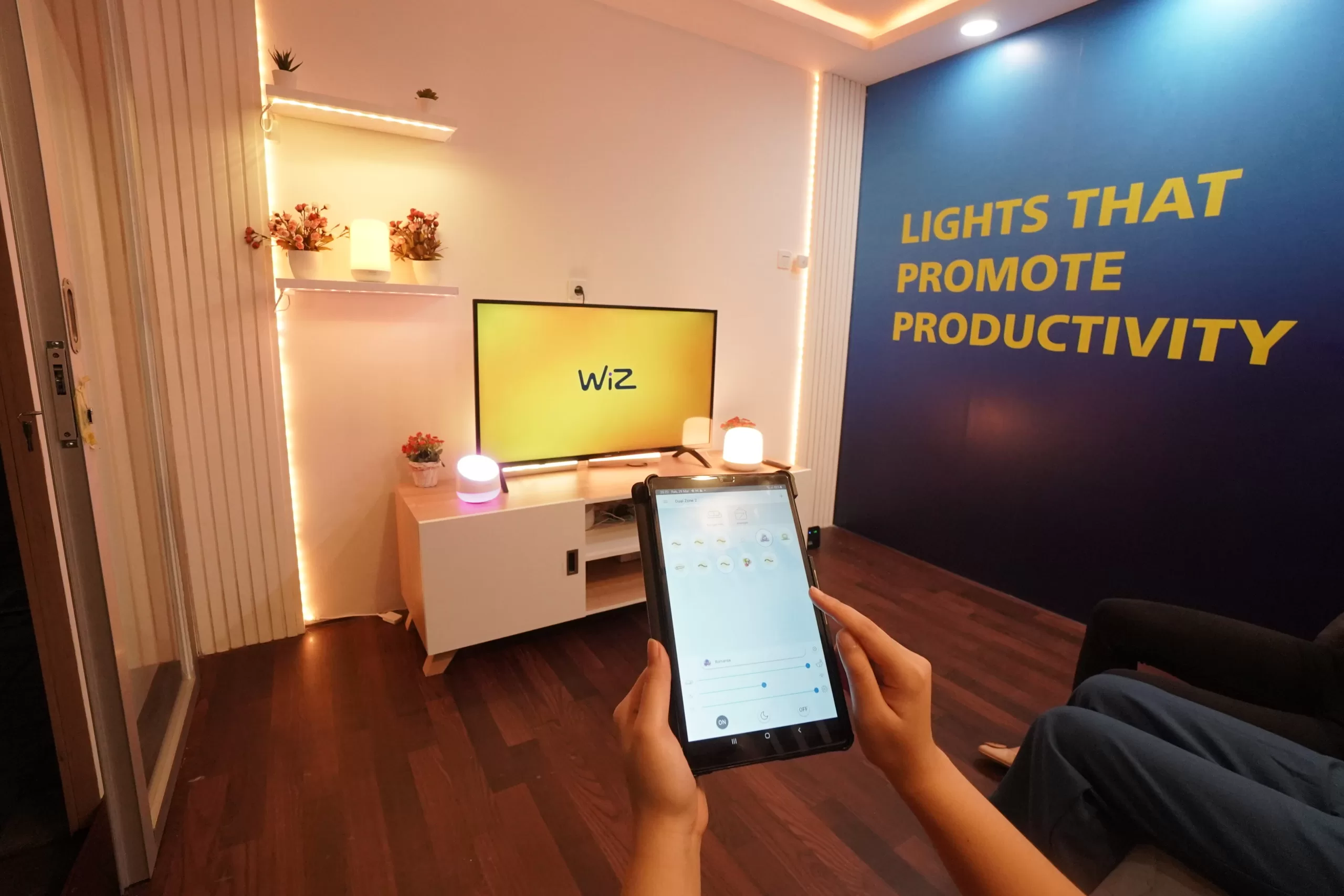 Kemudahan kontrol pencahayaan Philips smart LED dengan aplikasi WiZ untuk menikmati berbagai ambience pencahayaan hingga 16 juta warna yang sesuai kebutuhan, mood, dan aktivitas di rumah