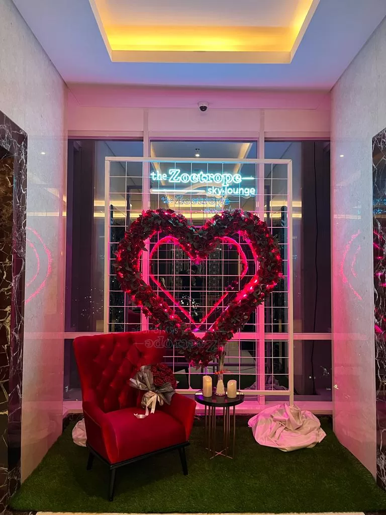 Romantis : Menyambut Hari Kasih Sayang di The Zoetrope Sky Lounge