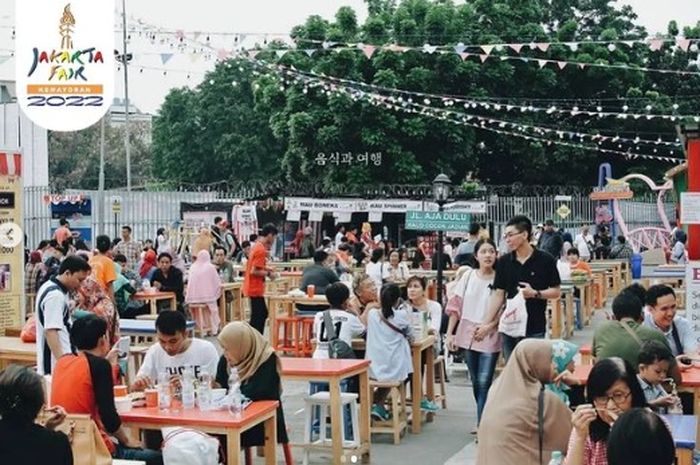 Foto: pengunjung yang menikmati salah satu dari 5 rekomendasi jajanan kekinian di Jakarta Fair 2022