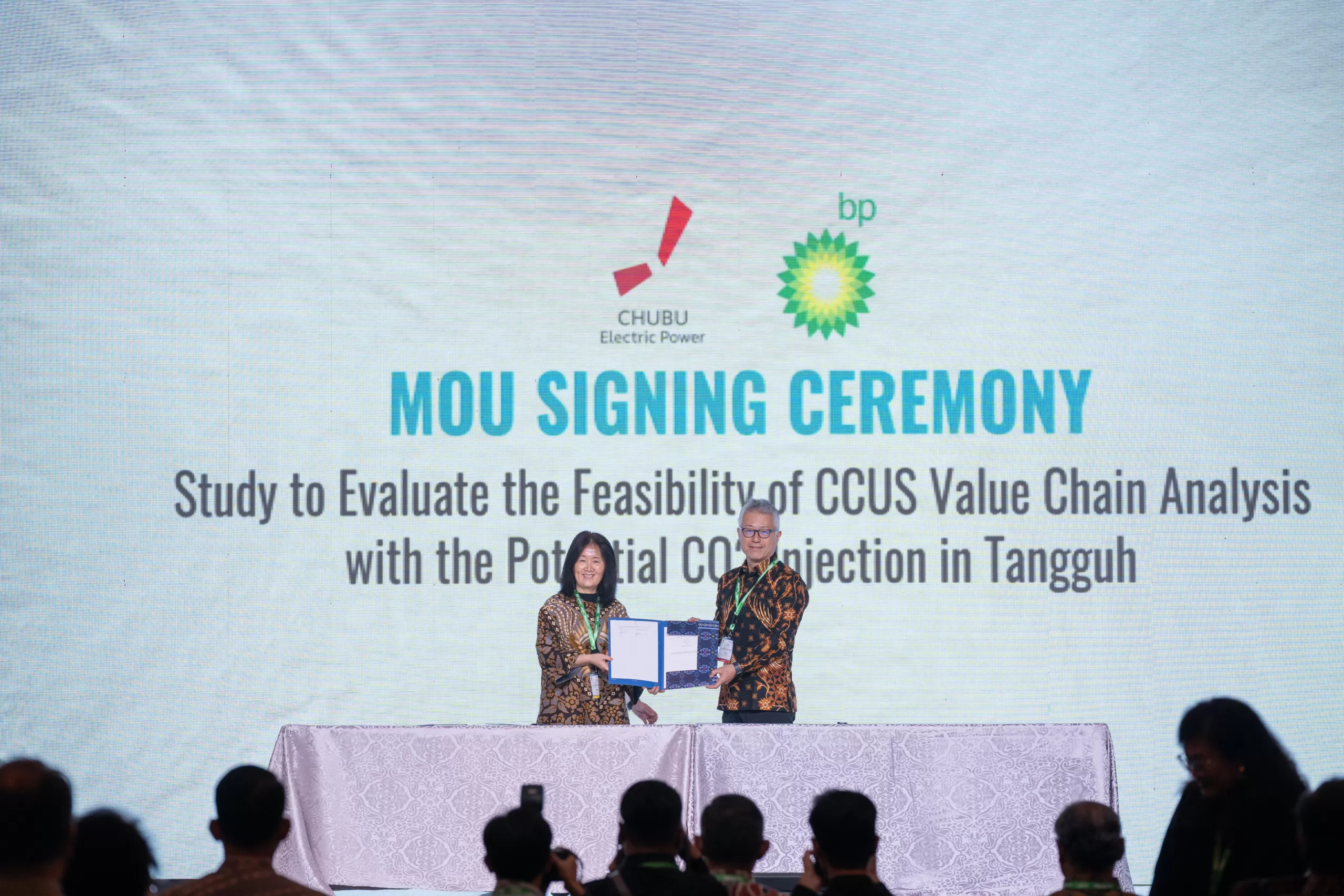 (dari kiri) Kathy Wu, bp regional President Asia Pacific Gas & Low Carbon Energy bersama Hisashi Kishi, Deputy Division CEO, Chubu Electric setelah menandatangani MoU untuk mengevaluasi penyimpanan CO2 di Tangguh LNG. (Doc.bp)