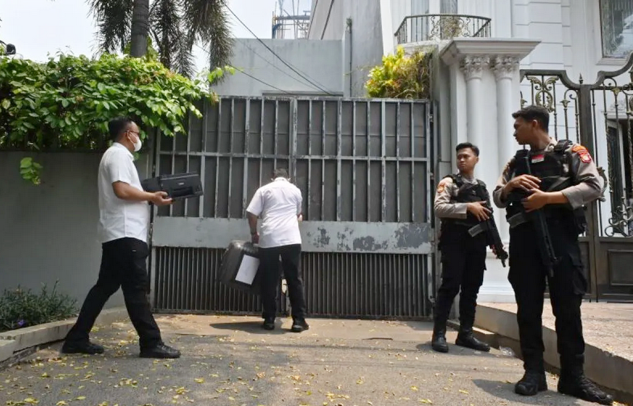 Penyidik Ditreskrimsus Polda Metro Jaya membawa koper ke dalam salah satu kediaman Ketua KPK Firli Bahuri saat penggeledahan di kawasan Jalan Kertanegara, Jakarta, Kamis (26/10/2023). ANTARA FOTO/Aprillio Akbar/