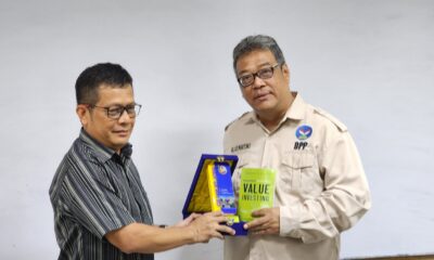 Foto : Rektor STIE Bank BPD Jateng, Prof. Dr. Taofik Hidajat, SE. MSi memberi plakat kenangan pada Ketua Umum PROPAMI, NS Aji Martono. Semarang Raya, Sabtu (9/12/23). (Doc.PROPAMI)