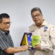 Foto : Rektor STIE Bank BPD Jateng, Prof. Dr. Taofik Hidajat, SE. MSi memberi plakat kenangan pada Ketua Umum PROPAMI, NS Aji Martono. Semarang Raya, Sabtu (9/12/23). (Doc.PROPAMI)