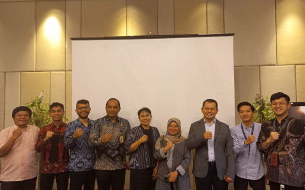 Anggota Komisioner BNSP, Amilin, memenuhi undangan Direktur Perundingan Perdagangan Jasa Kementerian Perdagangan RI, Basaria Tiara L. Gaol, dalam pembahasan tentang penyusunan jawaban pertanyaan terkait proposal Movement of Natural Persons (MNP) dan pembahasan usulan Indonesia atas skema Working Holiday Visa (WHV) yang dilaksanakan di Double Tree by Hilton Jakarta (28/12/23). (Doc.BNSP)