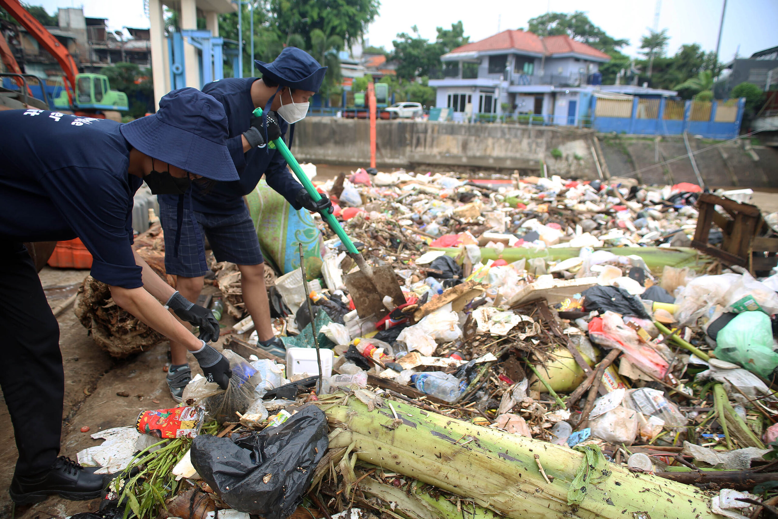 Tiga Lembaga Lakukan Audit Sampah Sungai Ciliwung Dan Akan Tagih Janji