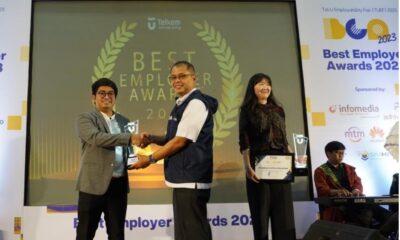CEO Sertifikasiku, Muhamad Brian Mayzan menerima Award dengan kategori Top 4 Best Training and Development for New Hires. Award diberikan oleh Dekan Fakultas Informatika Telkom University Dr. Z.K. Abdurahman Baizal, S.Si, M.Kom.