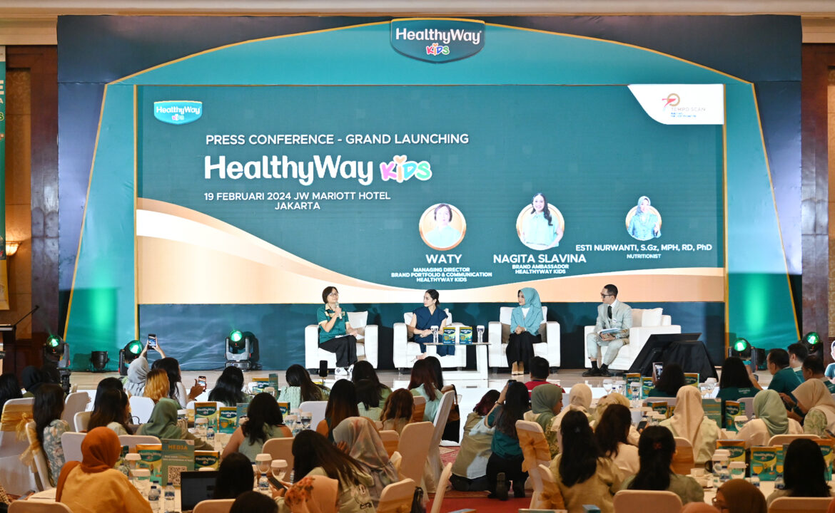 Photo Credit : Nagita Slavina (berbaju biru dongker) dalam Press Conferences peluncuran susu HealthyWay KIDS di Jakarta/Doc/Ist