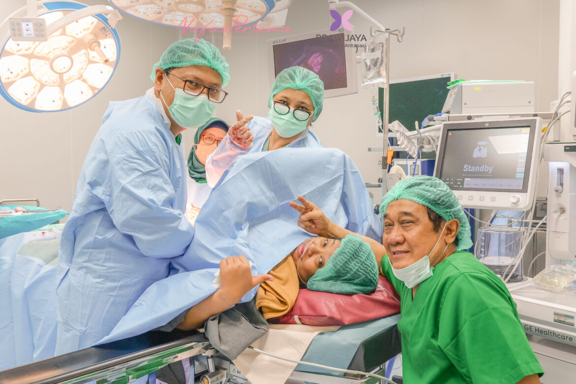 Foto: Tim medis Brawijaya IVF Center merayakan keberhasilan program bayi tabung untuk pasangan Roro Senduretno dan Purnomo Sigit, yang akhirnya menyambut buah hati setelah lima tahun menanti. (Doc.Ist)