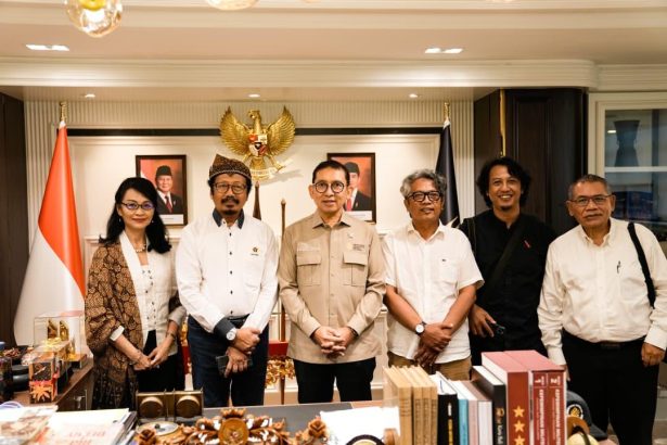 (ka-ki) Nungki Kusumastuti, Yusuf Susilo Hartono, Fadli Zon, Iwhan Gimbal, Abdul Malik MSN, Willy Hangguman